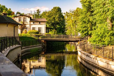 Bruges 'de sabah. Kanalın kıyısındaki eski evler