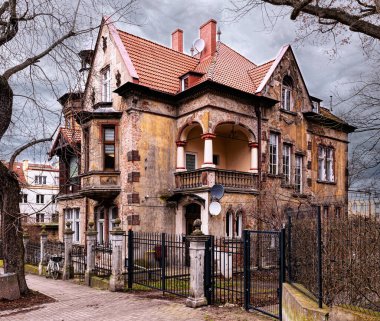 Antik ürkütücü terk edilmiş ev ve dramatik gökyüzü