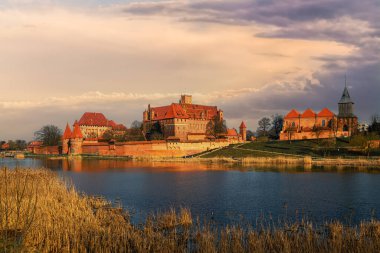 Malbork, Polonya - 02 Mart 2024: Töton Şövalyelerinin ortaçağ başkenti, Polonya 'daki gotik tuğla kale Malbork. Popüler turizm merkezi ve UNESCO miras sitesi