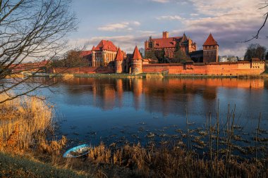 Malbork, Polonya - 02 Mart 2024: Töton Şövalyelerinin ortaçağ başkenti, Polonya 'daki gotik tuğla kale Malbork. Popüler turizm merkezi ve UNESCO miras sitesi