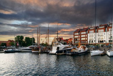 Polonya 'nın Gdansk kentindeki nehir rıhtımı ve yatlar