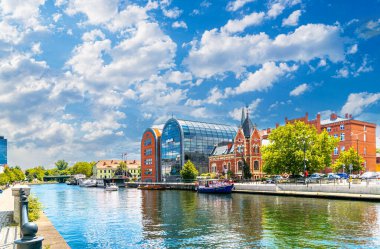 Bydgoszcz, Polonya - 13 Haziran 2023: Bydgoszcz 'deki Brda Nehri setinin üzerindeki renkli güzel binalar. Nehirdeki eğlence tekneleri