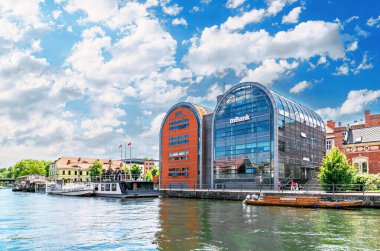 Bydgoszcz, Polonya - 13 Haziran 2023: Bydgoszcz 'deki Brda Nehri setinin üzerindeki renkli güzel binalar. Nehirdeki eğlence tekneleri