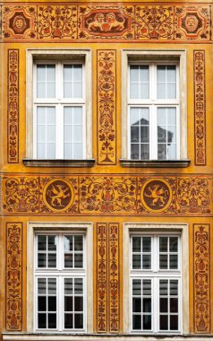 Lüks antik malikanenin renkli duvarları ve pencereleri.