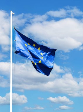 Avrupa Birliği bayrağı. Sarı yıldızlı mavi bayrak