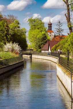 Avrupa 'nın güzel bahar kırsalları. Kanaldaki antik kilise
