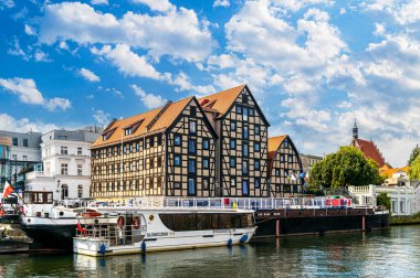 Bydgoszcz Polonya - 30 Haziran 2022: Brda Nehri, Polonya 'daki Bydgoszcz' da eski ortaçağ su değirmeni ve ambar binaları. Bydgoszcz 'deki tarihi bölgenin manzarası