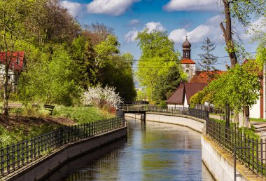 Avrupa 'nın güzel bahar kırsalları. Kanaldaki antik kilise