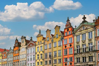 Eski Gdansk Kasabası 'ndaki eski evlerin renkli cepheleri