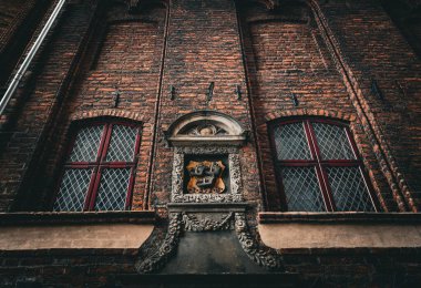 Ortaçağ gotik evinin kemerli pencereleri.