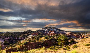 Arizona 'da aşınmış kayalar ve mavi gökyüzü