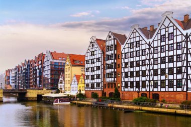 Gdansk 'ta eski evler ve caddeler