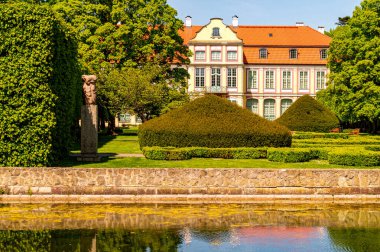 Gdansk 'taki Oliwa Parkı' nda çimenler ve mimari