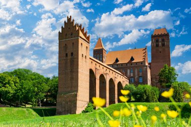 Kwidzyn, Polonya - 18 Mayıs 2024: Kwidzyn 'deki Tuğla Gotik Tuğla Şatosu' nun güzel manzarası. Eski Prusya kasabası Marienwerder