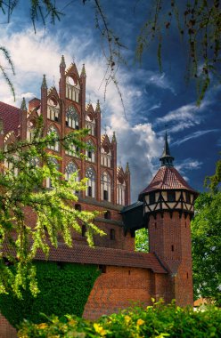 Malbork, Polonya - 25 Mayıs 2024: Töton Şövalyelerinin ortaçağ başkenti, Polonya 'daki gotik tuğla kale Malbork. Popüler turizm merkezi ve UNESCO miras sitesi