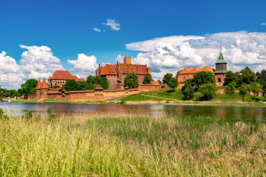 Malbork, Polonya - 25 Mayıs 2024: Töton Şövalyelerinin ortaçağ başkenti, Polonya 'daki gotik tuğla kale Malbork. Popüler turizm merkezi ve UNESCO miras sitesi