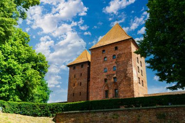 Malbork, Polonya - 25 Mayıs 2024: Töton Şövalyelerinin ortaçağ başkenti, Polonya 'daki gotik tuğla kale Malbork. Popüler turizm merkezi ve UNESCO miras sitesi