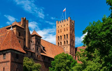 Malbork, Polonya - 25 Mayıs 2024: Töton Şövalyelerinin ortaçağ başkenti, Polonya 'daki gotik tuğla kale Malbork. Popüler turizm merkezi ve UNESCO miras sitesi