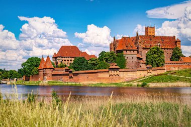 Malbork, Polonya - 25 Mayıs 2024: Töton Şövalyelerinin ortaçağ başkenti, Polonya 'daki gotik tuğla kale Malbork. Popüler turizm merkezi ve UNESCO miras sitesi