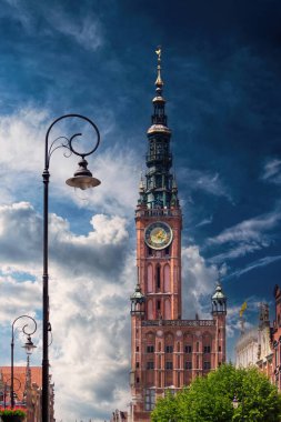 Gdansk 'taki belediye saat kulesi.