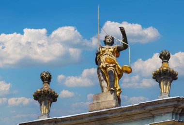 Antik Yunan adalet tanrıçasının heykeli Gdansk 'taki ortaçağ evinin çatısında.