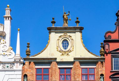 Antik Yunan adalet tanrıçasının heykeli Gdansk 'taki ortaçağ evinin çatısında.