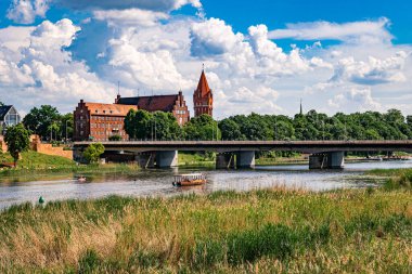 Malbork 'ta eski bir kasaba. Nogat nehrinin yaz mevsiminde seti.