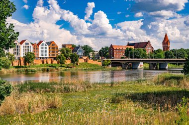 Malbork 'ta eski bir kasaba. Nogat nehrinin yaz mevsiminde seti.