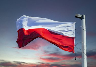 Polonya 'nın ulusal bayrağı ve fırtınalı günbatımı gökyüzü