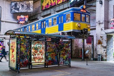 Gdansk, Polonya - 25 Haziran 2024: Gdansk 'taki tarihi tersanenin ünlü turizm ve eğlence alanı. Eski metro vagonu ve grunge süslemeleri.