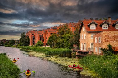 Nehir kenarındaki güzel tuğlalı evler