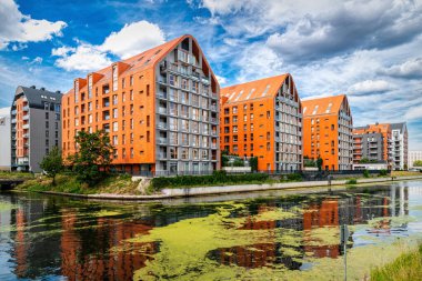 Nehir kenarında modern evler inşa ediliyor.