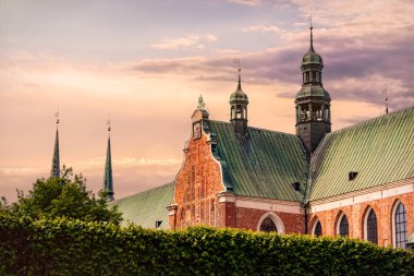 Katedra Oliwska, gün batımında Gdansk 'taki antik katolik katedrali