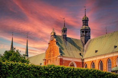 Katedra Oliwska, gün batımında Gdansk 'taki antik katolik katedrali