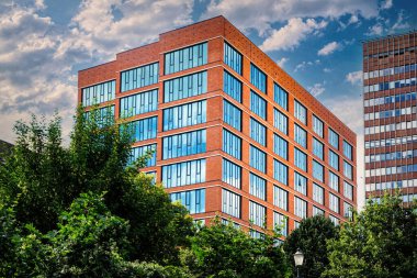 Avrupa 'da yeni ofis inşaatı. Tuğla modern iş merkezi