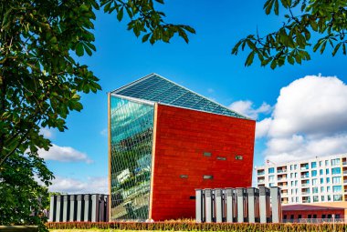 Gdansk, Polonya - 13 Temmuz 2024: Modern gökdelen kulesi, Gdansk 'ta İkinci Dünya Savaşı Müzesi binası. Ünlü simge.