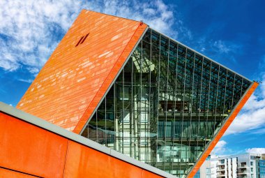 Gdansk, Polonya - 13 Temmuz 2024: Modern gökdelen kulesi, Gdansk 'ta İkinci Dünya Savaşı Müzesi binası. Ünlü simge.