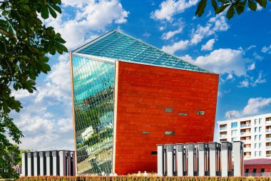 Gdansk, Polonya - 13 Temmuz 2024: Modern gökdelen kulesi, Gdansk 'ta İkinci Dünya Savaşı Müzesi binası. Ünlü simge.