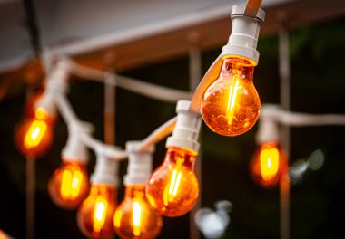 Geceleyin ışıl ışıl yanan ampuller