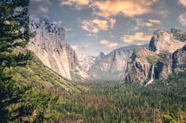 Yosemite Vadisi, Kaliforniya 'da yaz manzarası