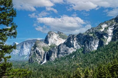 Yosemite Vadisi, Kaliforniya 'da yaz manzarası