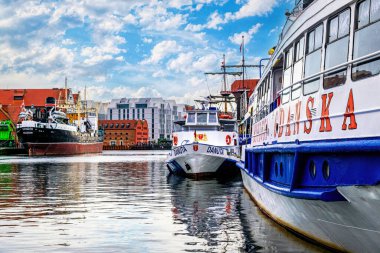 Gdansk 'ın eski kasabasındaki nehir kıyısında eski, güzel eğlence tekneleri.
