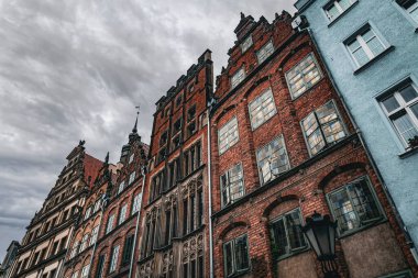 Eski Gdansk Kasabası 'ndaki antik evlerin Gotik cepheleri