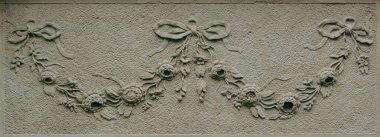 Çiçek desenli taş duvar.