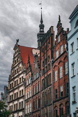 Eski Gdansk Kasabası 'ndaki antik evlerin Gotik cepheleri