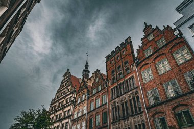 Eski Gdansk Kasabası 'ndaki antik evlerin Gotik cepheleri