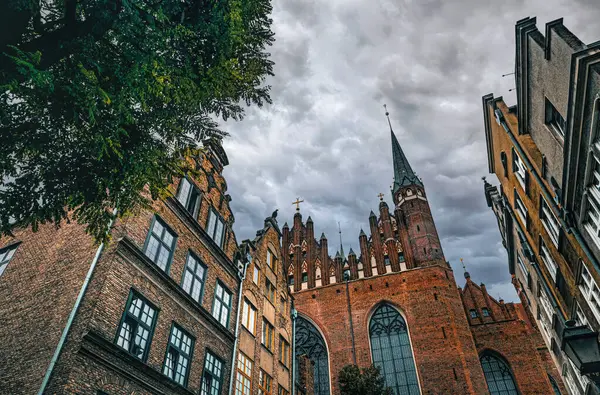 Eski Gdansk Kasabası 'ndaki antik evlerin Gotik cepheleri