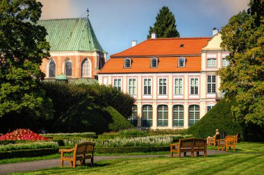 Gdansk Oliwa Parkı 'ndaki çimenler ve mimari, antik manastır.