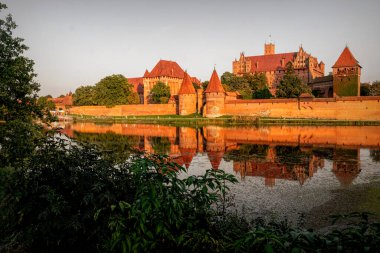 Malbork, Polonya - 22 Eylül 2024: Töton Şövalyelerinin ortaçağ başkenti, Polonya 'daki gotik tuğla kale Malbork. Popüler turizm merkezi ve UNESCO miras sitesi