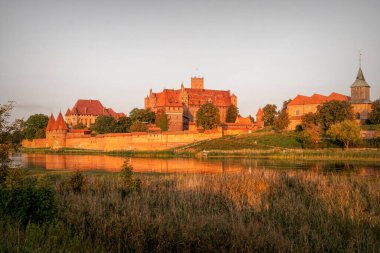 Malbork, Polonya - 22 Eylül 2024: Töton Şövalyelerinin ortaçağ başkenti, Polonya 'daki gotik tuğla kale Malbork. Popüler turizm merkezi ve UNESCO miras sitesi